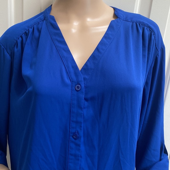 Covington Womens 1X Blue Button Front Blouse. Blue color. Long Sleeve or rolled. - Picture 4 of 12